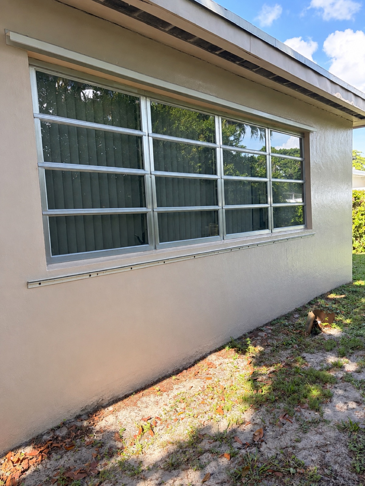 Stucco exterior wall after soft washing, clean and bright in Miramar, FL
